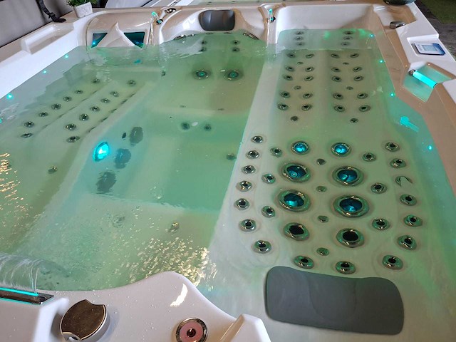 Infinitas 4 persoons jacuzzi en buitenspa - afbeelding 9 van  38