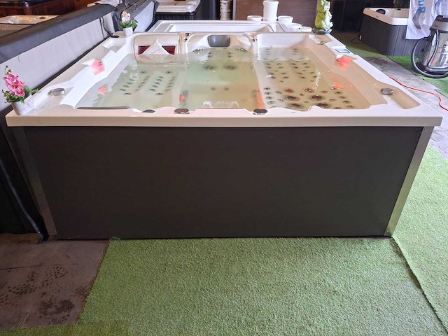 Infinitas 4 persoons jacuzzi en buitenspa - afbeelding 16 van  38