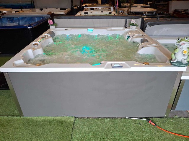 Infinitas 4 persoons jacuzzi en buitenspa - afbeelding 24 van  38