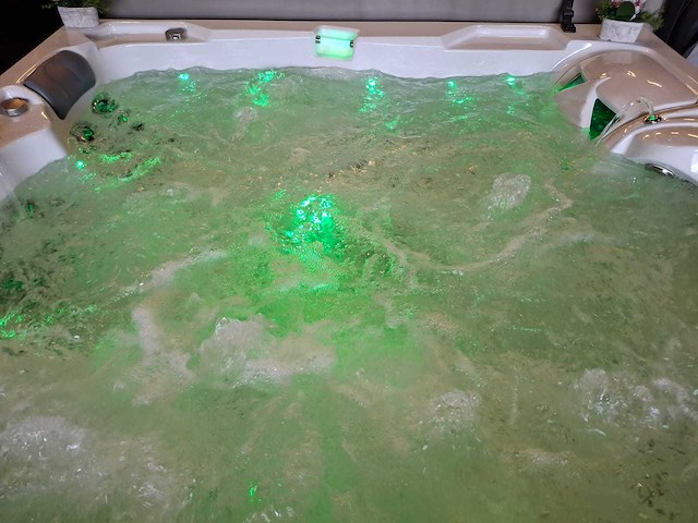 Infinitas 4 persoons jacuzzi en buitenspa - afbeelding 11 van  25