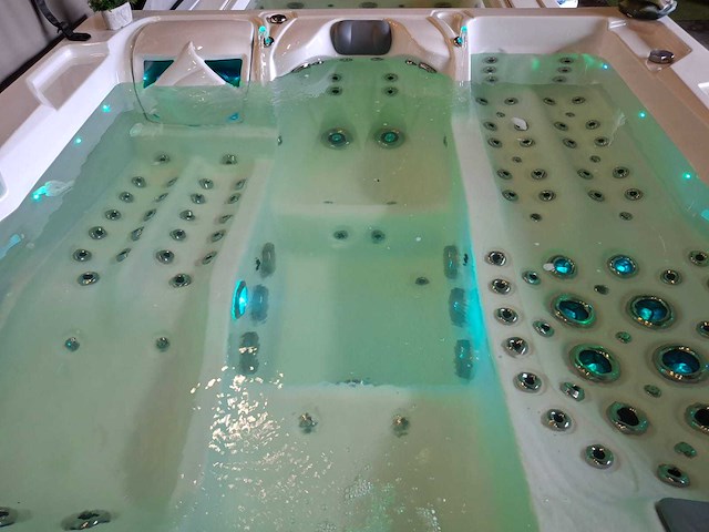 Infinitas 4 persoons jacuzzi en buitenspa - afbeelding 20 van  25