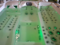 Infinitas 4 persoons jacuzzi en buitenspa - afbeelding 3 van  10