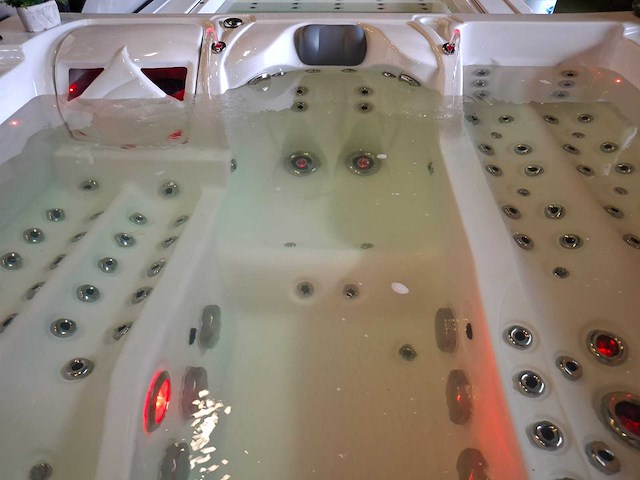 Infinitas 4 persoons jacuzzi en buitenspa - afbeelding 4 van  10