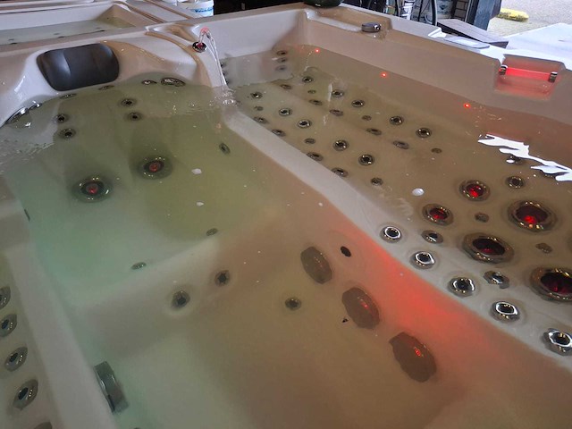 Infinitas 4 persoons jacuzzi en buitenspa - afbeelding 1 van  1