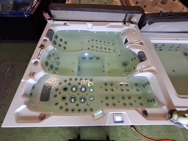 Infinitas 4 persoons jacuzzi en buitenspa - afbeelding 4 van  5