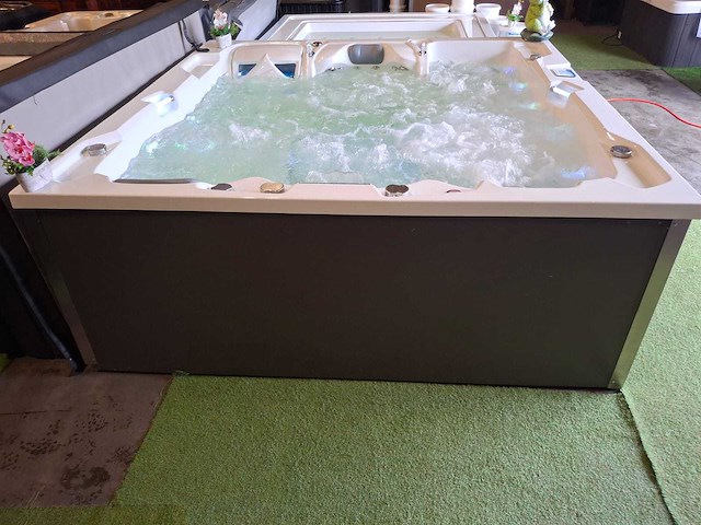 Infinitas 4 persoons jacuzzi en buitenspa - afbeelding 12 van  22