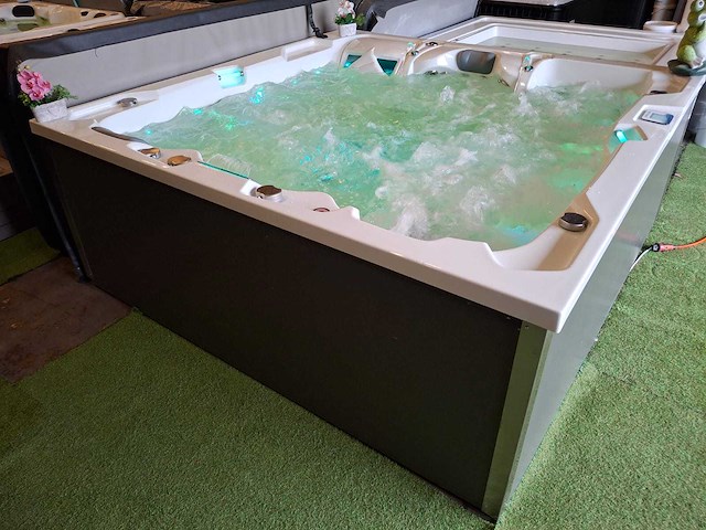 Infinitas 4 persoons jacuzzi en buitenspa - afbeelding 13 van  22