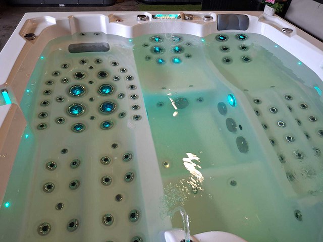 Infinitas 4 persoons jacuzzi en buitenspa - afbeelding 18 van  22