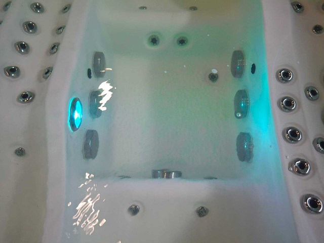 Infinitas 4 persoons jacuzzi en buitenspa - afbeelding 19 van  22