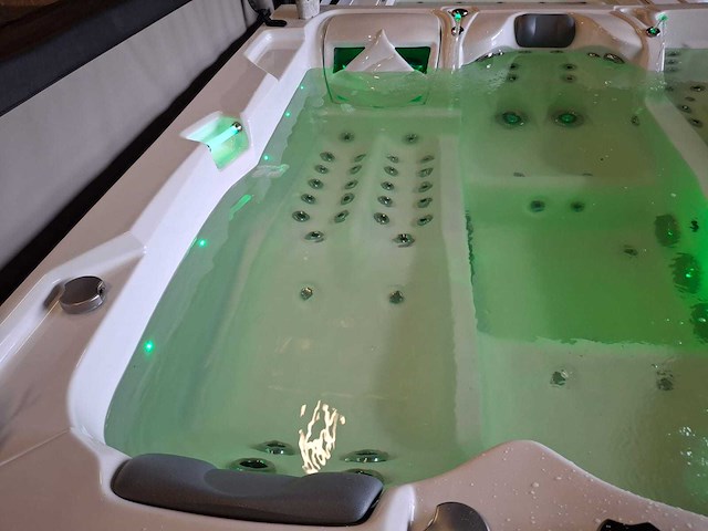 Infinitas 4 persoons jacuzzi en buitenspa - afbeelding 21 van  22