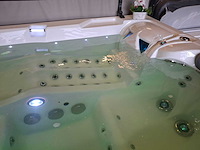 Infinitas 4 persoons jacuzzi en buitenspa - afbeelding 13 van  39
