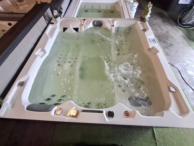 Infinitas 4 persoons jacuzzi en buitenspa - afbeelding 37 van  39