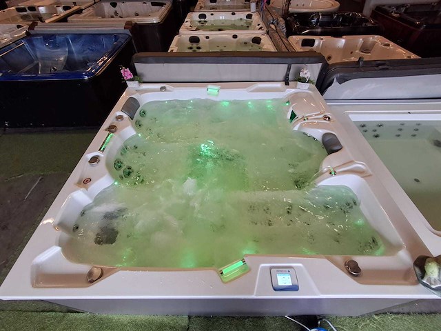 Infinitas 4 persoons jacuzzi en buitenspa - afbeelding 16 van  39
