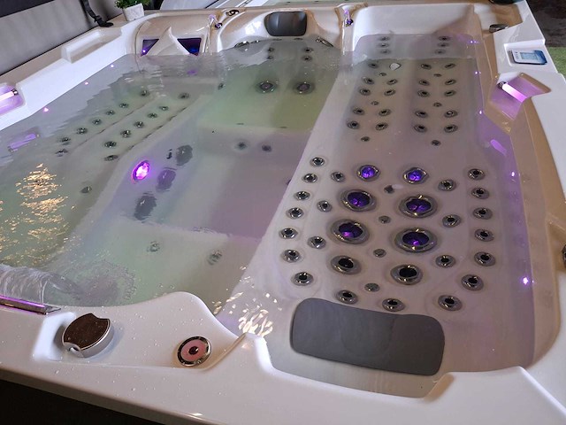 Infinitas 4 persoons jacuzzi en buitenspa - afbeelding 18 van  39