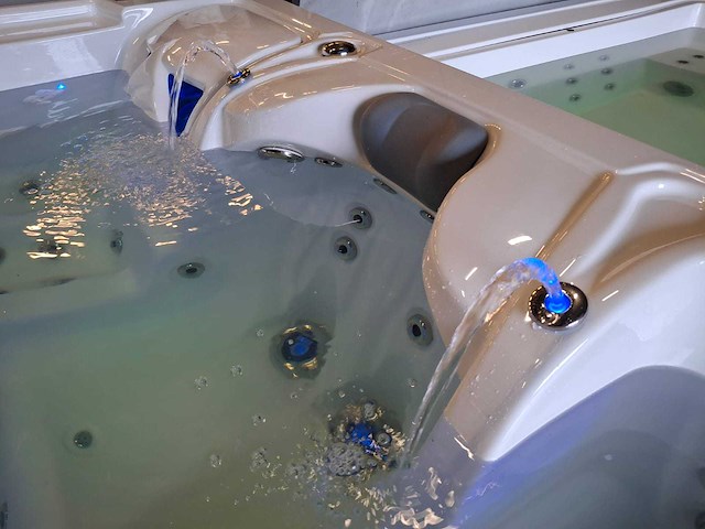 Infinitas 4 persoons jacuzzi en buitenspa - afbeelding 9 van  39