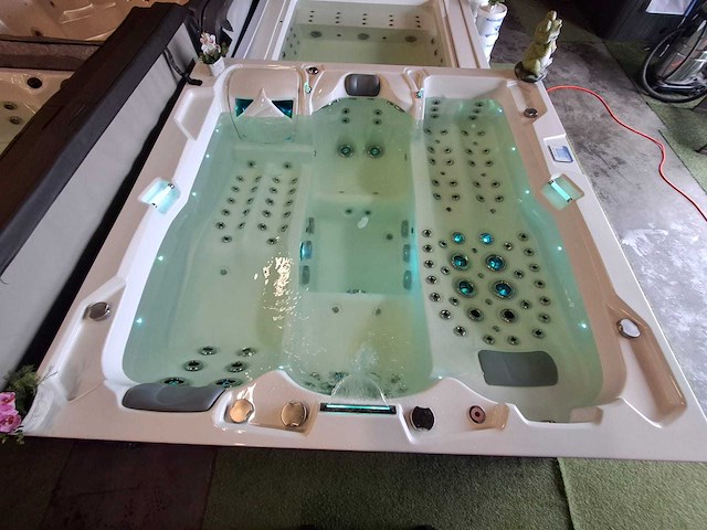 Infinitas 4 persoons jacuzzi en buitenspa - afbeelding 39 van  39