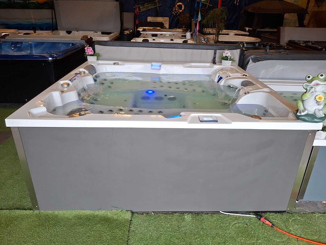 Infinitas 4 persoons jacuzzi en buitenspa - afbeelding 3 van  39