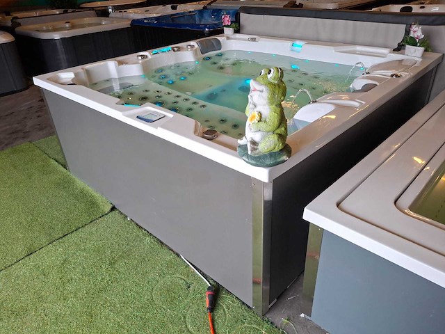 Infinitas 4 persoons jacuzzi en buitenspa - afbeelding 16 van  39