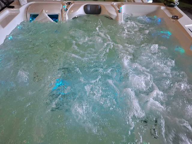 Infinitas 4 persoons jacuzzi en buitenspa - afbeelding 20 van  39