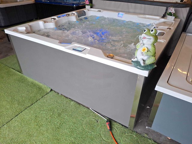 Infinitas 4 persoons jacuzzi en buitenspa - afbeelding 21 van  39
