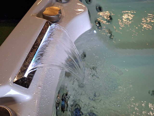 Infinitas 4 persoons jacuzzi en buitenspa - afbeelding 27 van  39