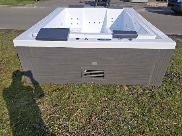 Infinitas 6 persoons jacuzzi en buitenspa - afbeelding 12 van  25