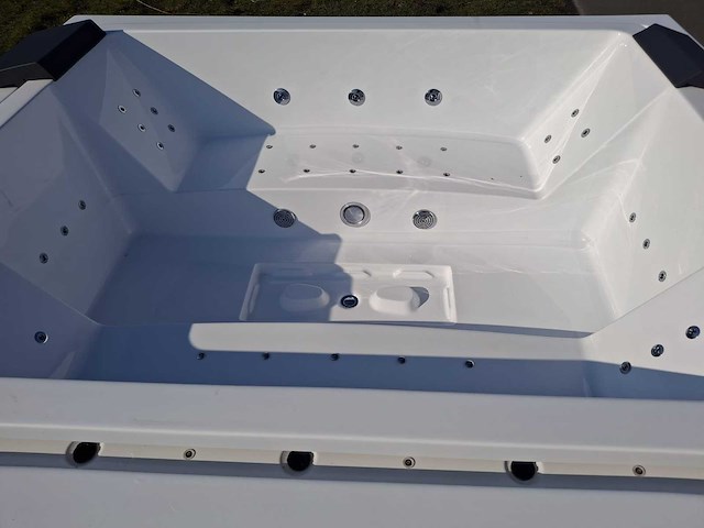 Infinitas 6 persoons jacuzzi en buitenspa - afbeelding 20 van  25