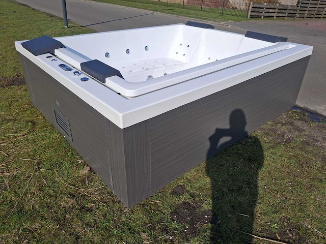 Infinitas 6 persoons jacuzzi en buitenspa - afbeelding 2 van  5