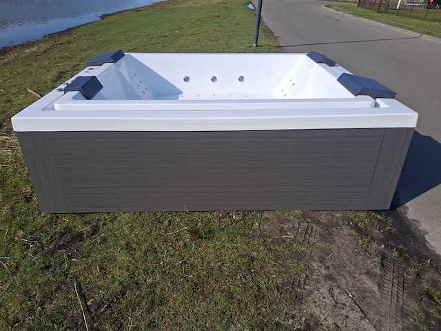 Infinitas 6 persoons jacuzzi en buitenspa - afbeelding 3 van  5