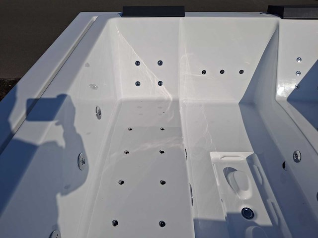 Infinitas 6 persoons jacuzzi en buitenspa - afbeelding 4 van  16