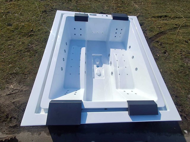Infinitas 6 persoons jacuzzi en buitenspa - afbeelding 1 van  16