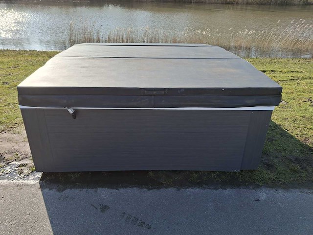 Infinitas 6 persoons jacuzzi en buitenspa - afbeelding 9 van  16
