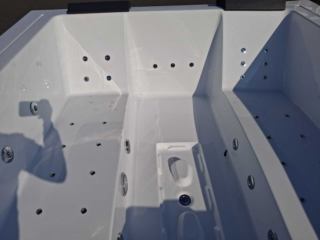 Infinitas 6 persoons jacuzzi en buitenspa - afbeelding 10 van  16