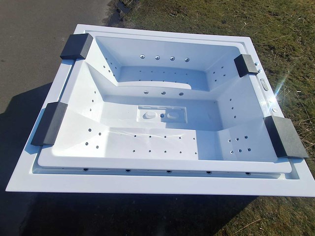 Infinitas 6 persoons jacuzzi en buitenspa - afbeelding 6 van  16