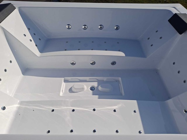 Infinitas 6 persoons jacuzzi en buitenspa - afbeelding 15 van  16