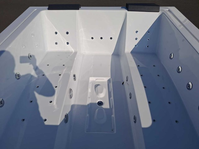 Infinitas 6 persoons jacuzzi en buitenspa - afbeelding 17 van  17