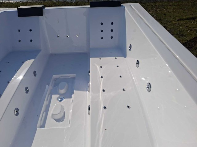 Infinitas 6 persoons jacuzzi en buitenspa - afbeelding 8 van  17