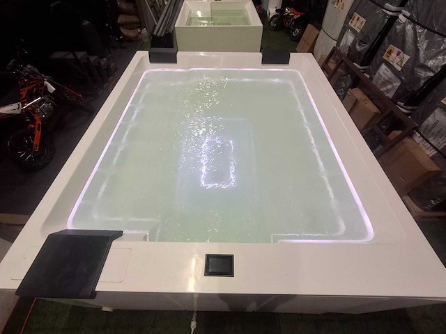 Infinitas 8 persoons jacuzzi en buitenspa - afbeelding 1 van  17