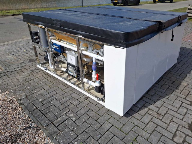 Infinitas 8 persoons jacuzzi en buitenspa - afbeelding 9 van  17