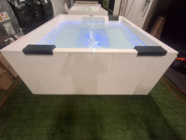 Infinitas 8 persoons jacuzzi en buitenspa - afbeelding 16 van  17