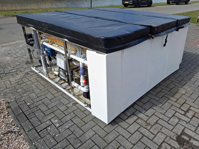 Infinitas 8 persoons jacuzzi en buitenspa - afbeelding 27 van  29