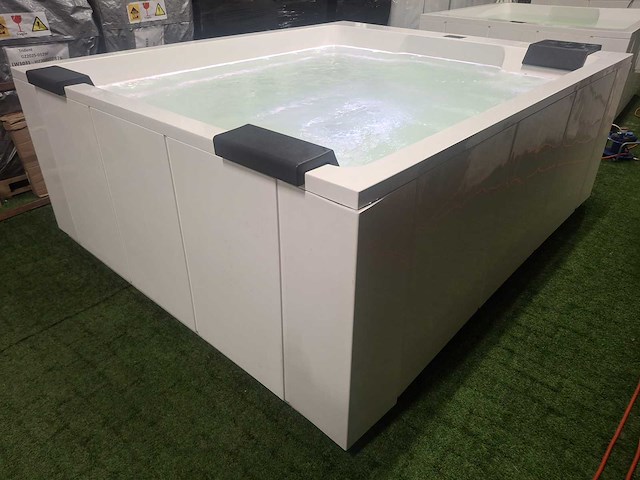 Infinitas 8 persoons jacuzzi en buitenspa - afbeelding 8 van  29