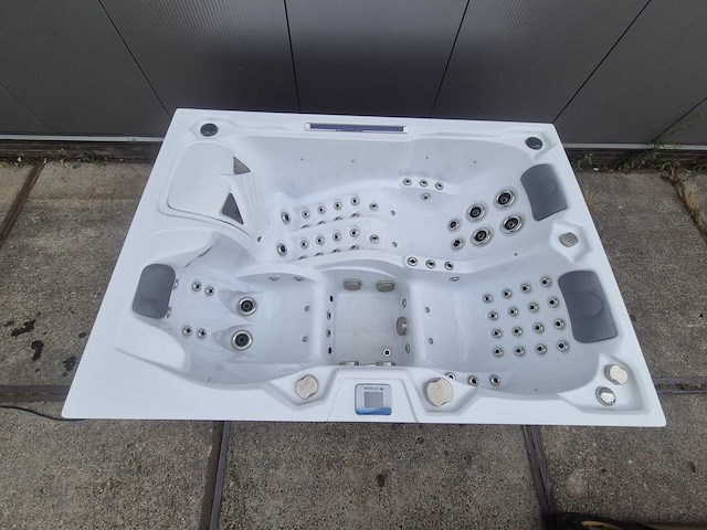 Infinitas spa mb300 pro 3 persoons jacuzzi en buitenspa - afbeelding 1 van  26