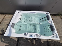 Infinitas spa mb300 pro 3 persoons jacuzzi en buitenspa - afbeelding 12 van  26