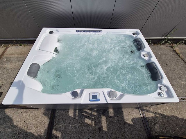 Infinitas spa mb300 pro 3 persoons jacuzzi en buitenspa - afbeelding 23 van  26