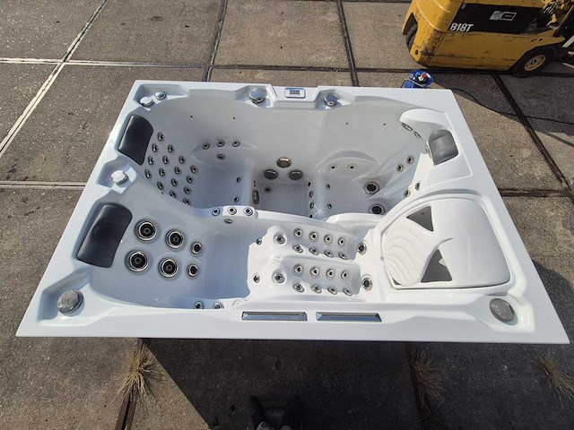 Infinitas spa mb300 pro 3 persoons jacuzzi en buitenspa - afbeelding 1 van  21