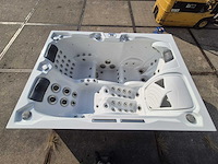 Infinitas spa mb300 pro 3 persoons jacuzzi en buitenspa - afbeelding 1 van  21