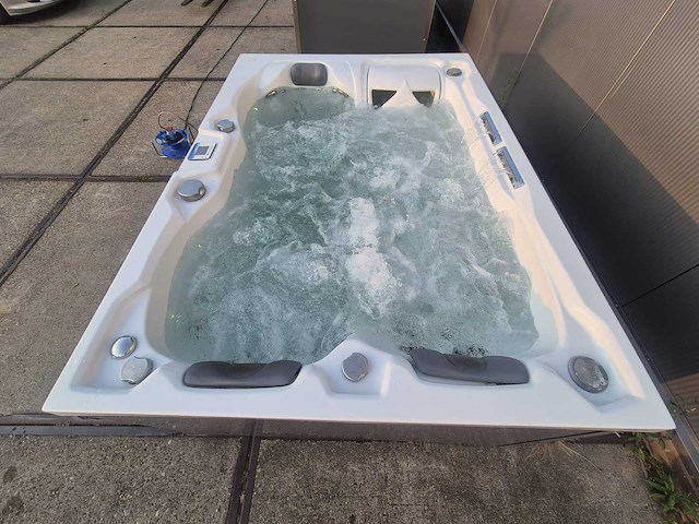 Infinitas spa mb300 pro 3 persoons jacuzzi en buitenspa - afbeelding 12 van  21