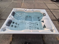 Infinitas spa mb300 pro 3 persoons jacuzzi en buitenspa - afbeelding 8 van  21