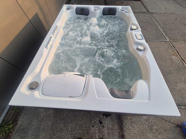Infinitas spa mb300 pro 3 persoons jacuzzi en buitenspa - afbeelding 16 van  21